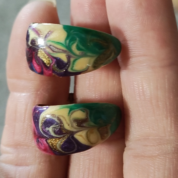 VINTAGE MULTICOLORED SWIRLED ENAMEL GOLD-TONE HALF HOOP LEVERBACK 1" EARRINGS - Picture 3 of 9